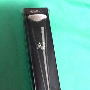 Kat Von D lock-it edge foundation brush
